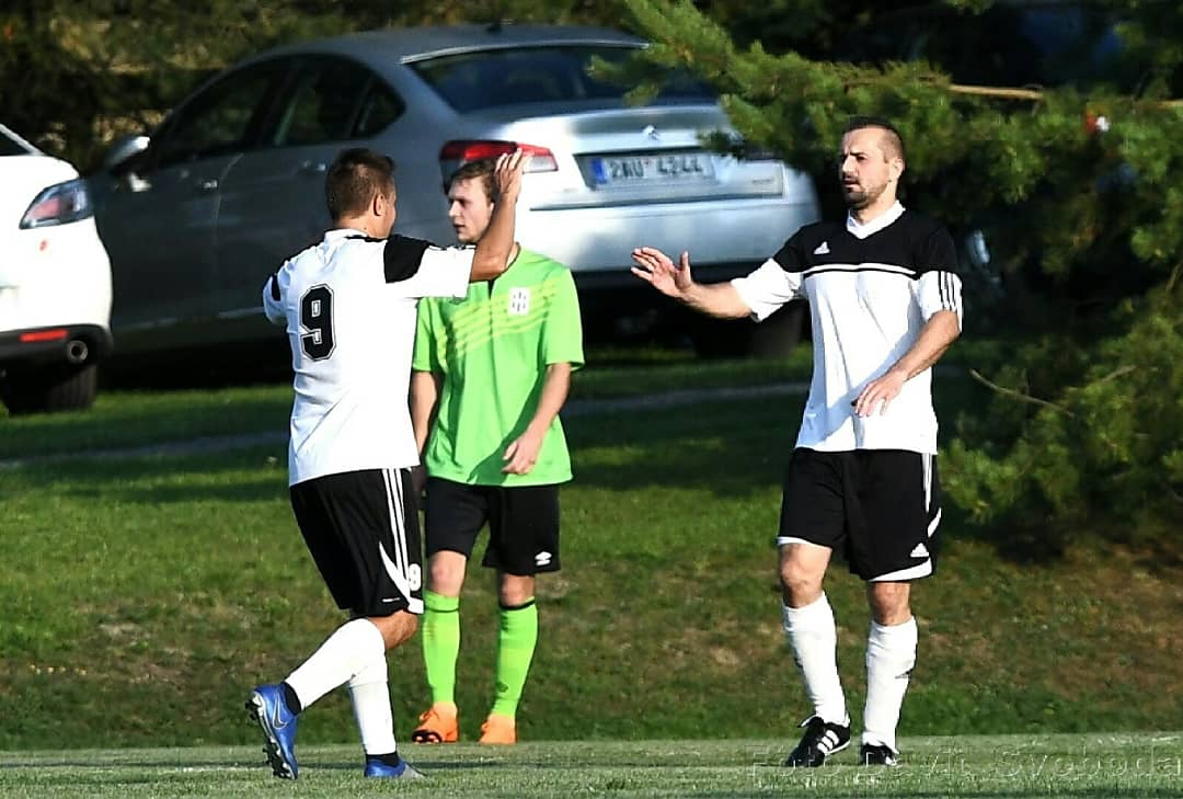 Obhájci titulu vběhli na hřiště až druhý poločas!